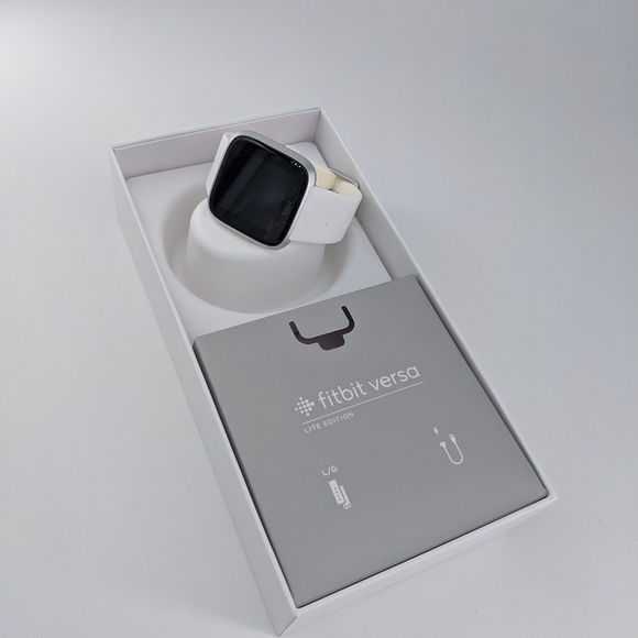 ⛔SOLD⛔ Fitbit Versa Lite - white band - Picture 11 of 12